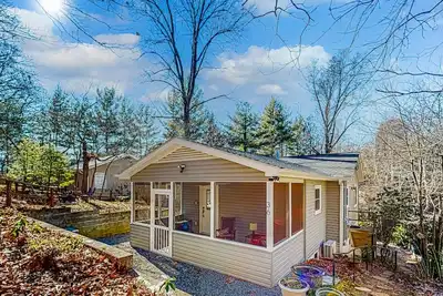 Image de Tranquil lakeside retreat with pool, tennis, fire pit, & deck - dog-friendly