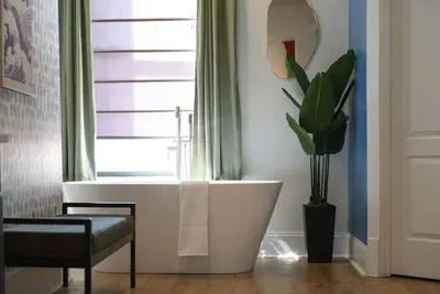 Image de ★ HostWise Stays ★ Soaker Tub, Driveway Parking, King Beds, Elegant!
