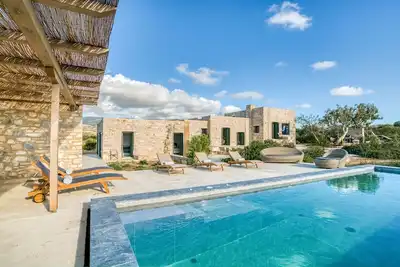 Villa Bella with 4 br and private pool close to Aliki village and to the beach