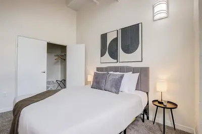 Image de Two CozySuites Apartment with Skybridge Access #4
