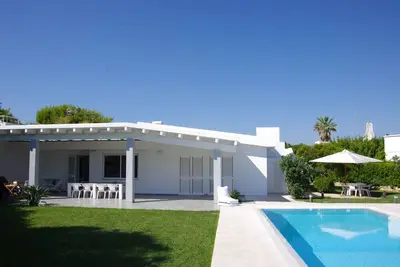 Image de Villa con piscina a sfioro, a 100 metri dal mare di Rosa Marina di Ostuni.