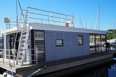 Image de Floating 44 in Boltenhagen - Festliegende Hausboot in der Weißen Wiek