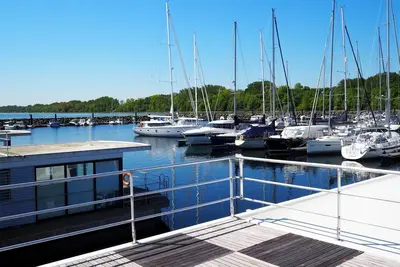 Image de Floating 44 in Boltenhagen - Festliegende Hausboot in der Weißen Wiek