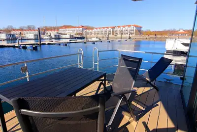 Image de Floating 44 in Boltenhagen - Festliegende Hausboot in der Weißen Wiek