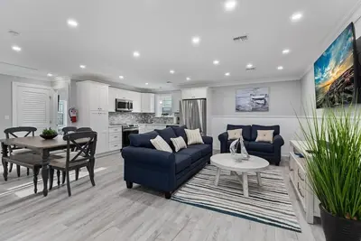 Image de Low Tide! 3 Bed Luxury in the Crest!