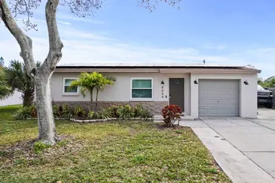 Image de Private Seminole Pool Home l Just minutes to the beach!