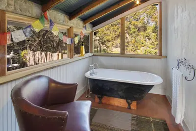 Image de Chickadees Stay: Private Tub, Chiminea & Pool