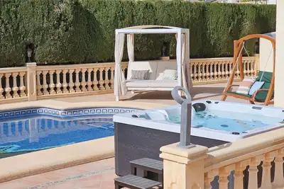 Image de Luxury villa with heated pool, hot tub, 5 TVs, 4k projector, aircon, car, sports