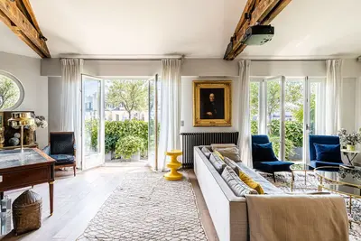 Image de Penthouse offrant une vue sur la tour Eiffel, avec balcons au calme absolu.