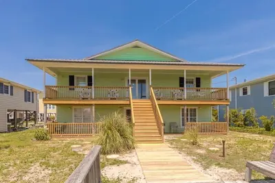 Image de A Leave of Absence - 5br Canalfront Home with Covered Porches and Boat Dock