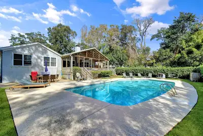 Image de Heated Pool • Sleeps 12 • Pet Friendly • Walk to Village • 2 Kitchens