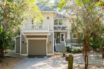 Image de New in 2024! Shorebird is an enchanting 4 bedroom, 4. 5 bath delight!