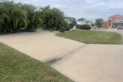 Image de Beautiful three bedroom, two bath, large home has a pool and boat lift.