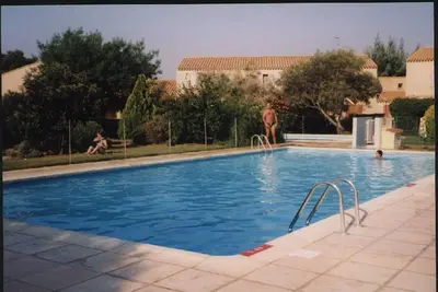 Image de Appart. T2 de 35 m² en rez de jardin au calme. Résidence fermée avec piscine.
