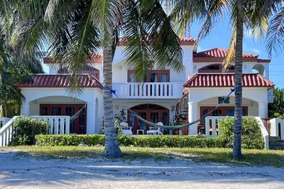 Image de Beautiful 5 bedroom beachfront villa with private pool just 2. 5 miles from town