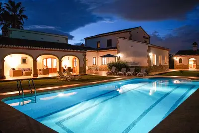 Image de Villa Lluca - Quatre Chambres Villa, Couchages 8