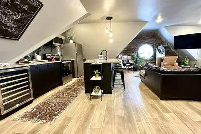 Image de Newly Renovated Stylish Loft - Prime Location! \n
