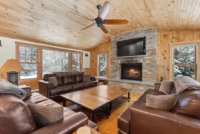 Image de Mountain hideaway with ski lockers, wood fireplace, pool table, grill & W/D