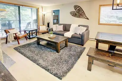 Image de Cozy Upper Village 2br:Sleeps 6, Hot Tub, Pool, Patio+ Bbq, Near Lakes!