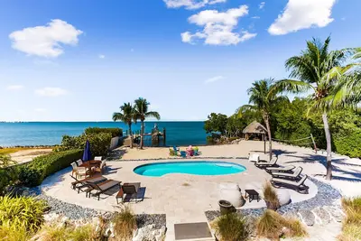 Image de Beachfront charmer with dock, furnished balcony, firepit, & W/D - dog-friendly