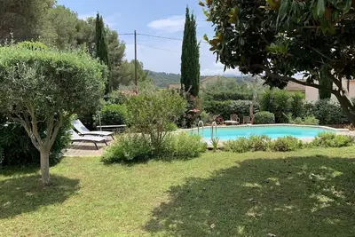 Image de villa de charme avec jardin et piscine