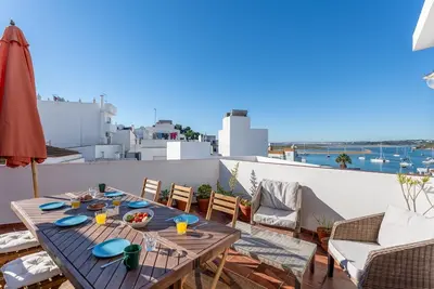 Image de Maravilhoso Duplex T3 com Terraço by LovelyStay