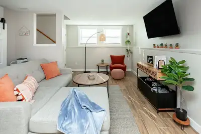 Image de Modern Boho Townhome w/Hidden Reading Nook Near Downtown Des Moines!