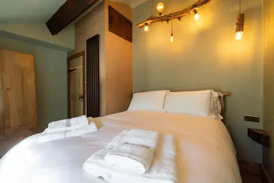 Image de The Bolt Hole - Blending Original features & Modern luxury, 1 minute to beach