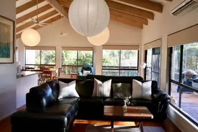 Image de Original art filled home in Guerilla Bay