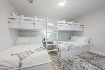 Image de Beautifully renovated ground-floor Condo, steps to Private Beach Access!