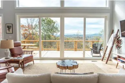 Image de Modern home - Mtn views - 4 miles to downtown Avl