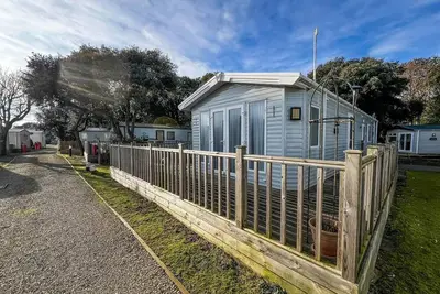 Image de Beautiful caravan with decking at Azure Seas ref 32060az