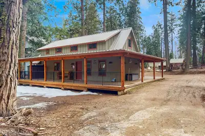 Image de Charming East Village cabin with fireplace & wraparound deck - near skiing