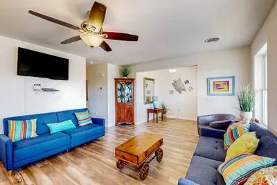 Image de Brand-new dog-friendly coastal home with firepit, large balcony, sunny interior