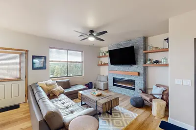 Image de Dog-friendly getaway with washer/dryer, electric fireplace, balcony, & Ac