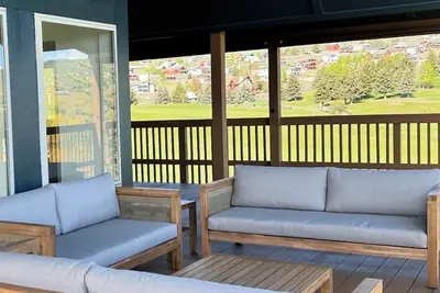 Image de Bear Lake Cabin on golf course. Ideal Beach access, private hot tub, hammocks!