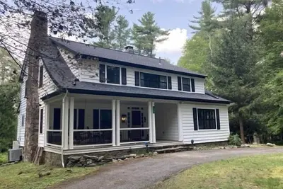Image de Charming woodland stay with fireplace, private porches - near skiing/waterparks