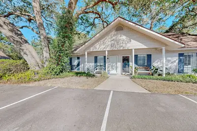 Image de Spacious centrally located condo with patio, open layout, smart TVs, Ac, & W/D