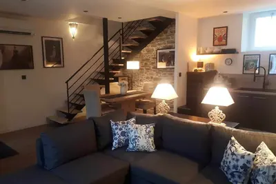 Image de Beau duplex avec parking entièrement restauré, résidence calme et sécurisée.