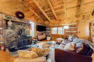Image de Secluded dog-friendly cabin with firepit, large deck, forest views, & wood stove