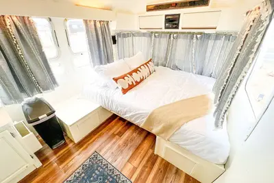Image de Newly updated Airstream with modern amenities on the bank of the Colorado River.