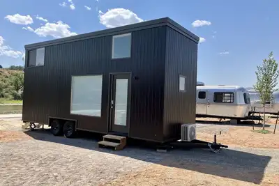 Image de Xl tiny home with two lofted queen beds and full size futon on the main level.