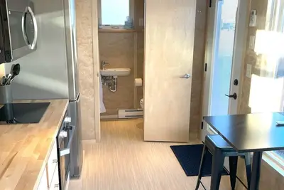 Image de Xl tiny home with two lofted queen beds and full size futon on the main level.