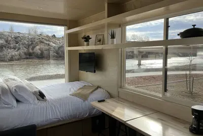 Image de Tiny home with one queen bed on main floor and full size futon.