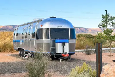 Image de Newly updated Airstream with modern amenities on the bank of the Colorado River.