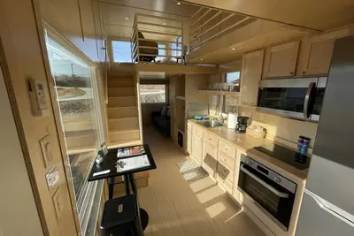 Image de Xl tiny home with two lofted queen beds and full size futon on the main level.