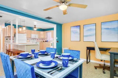 Image de Spacious & Relaxing 2 bedroom Beach House w/ king bed, 3 minute walk 2 the water!