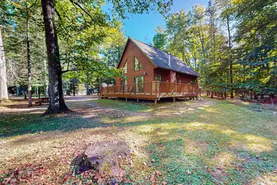 Image de Rustic resort cabin with lake views, deck & access to docks, canoe, paddle boats