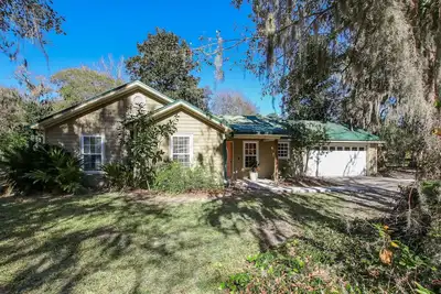 Image de Cozy home in private setting centrally located on Amelia Island