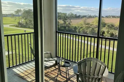 Image de Beautiful Condo Overlooking Wellen Golf Course!